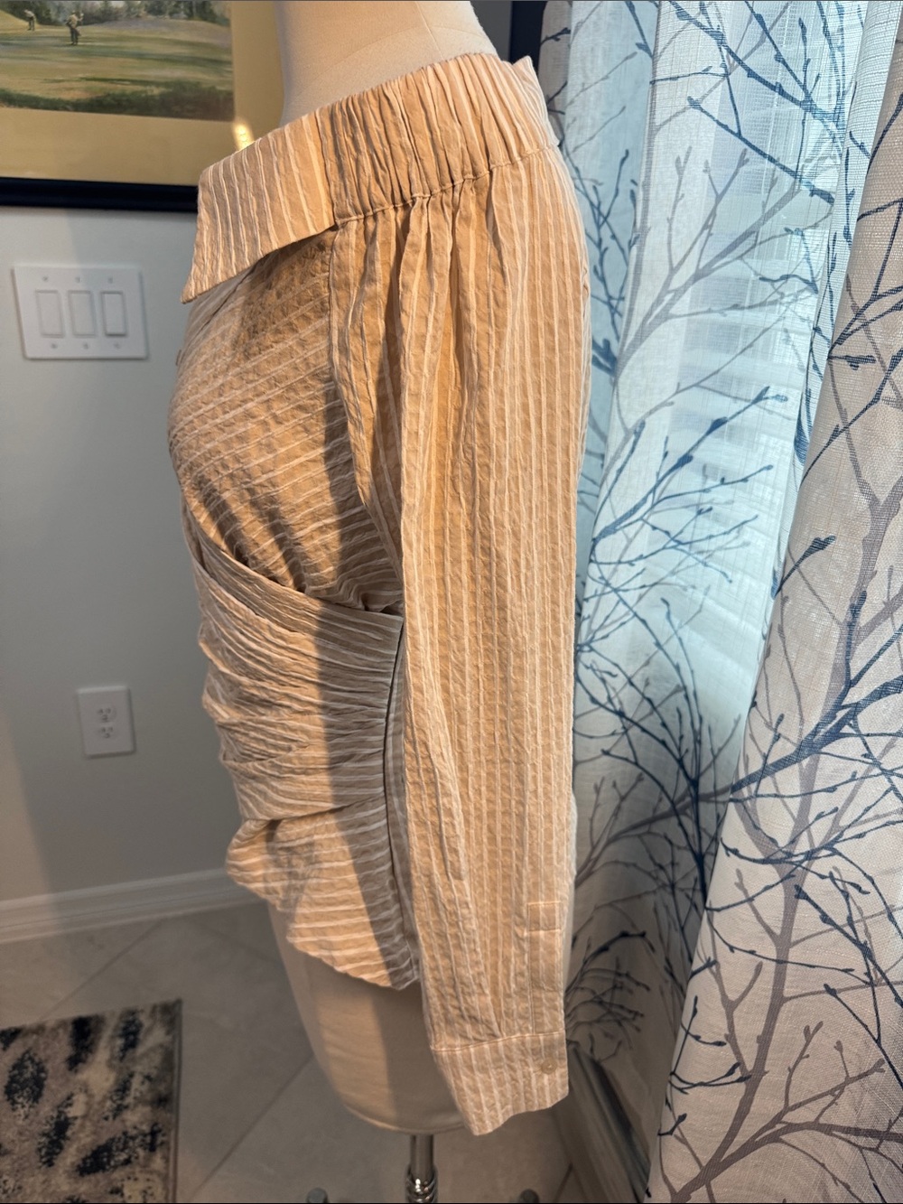 White House Black Market Striped Ruched Blouse in Beige & White Size 6 Like New - Picture 3 of 7